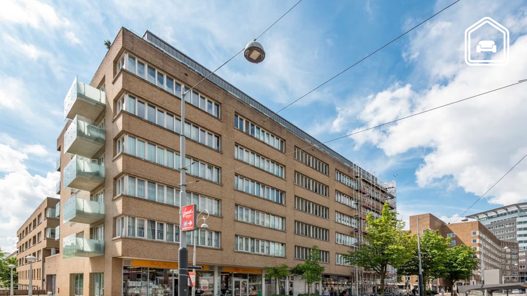 Funda-vondst: dit appartement is op één kamer na volledig zuurstokroze