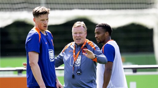 Koeman en geïrriteerde Weghorst bespreken incident op training