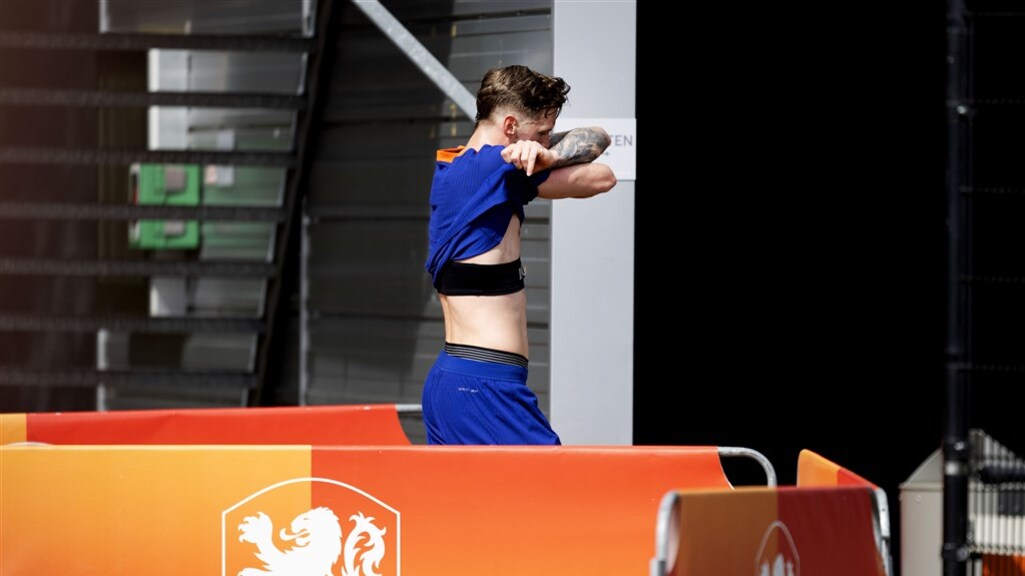 Na de training liep Weghorst boos weg.