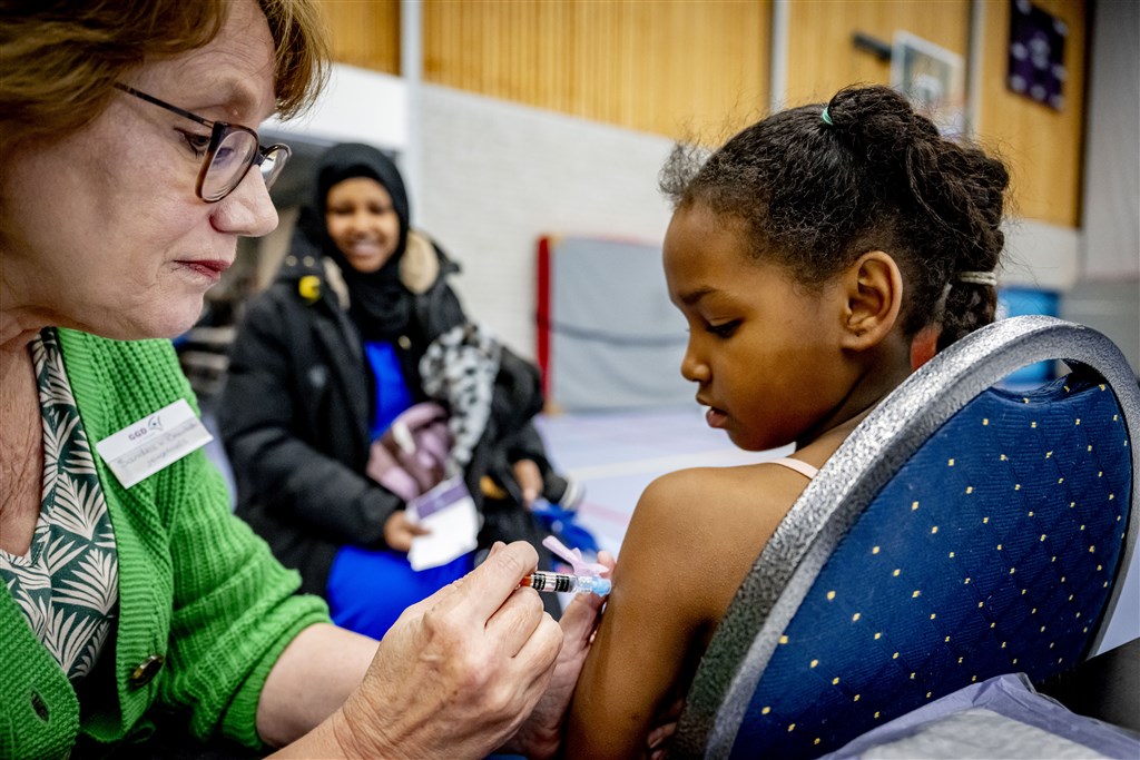 Veranderingen in vaccinatieprogramma: mazelenprik jaren eerder, kinkhoestvaccinatie juist later