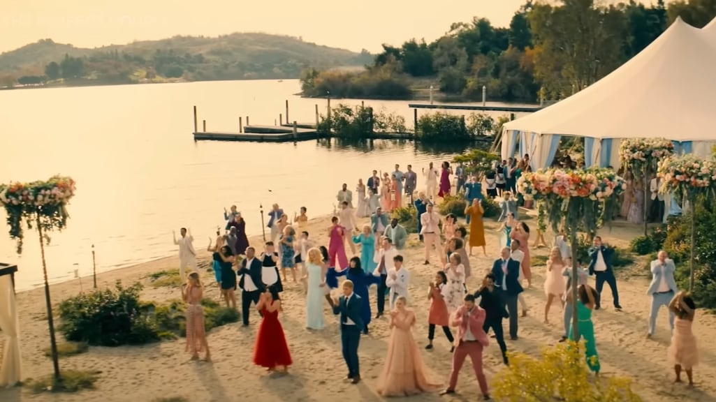 Cast The Perfect Couple wilde stokje steken voor beruchte openingsdans