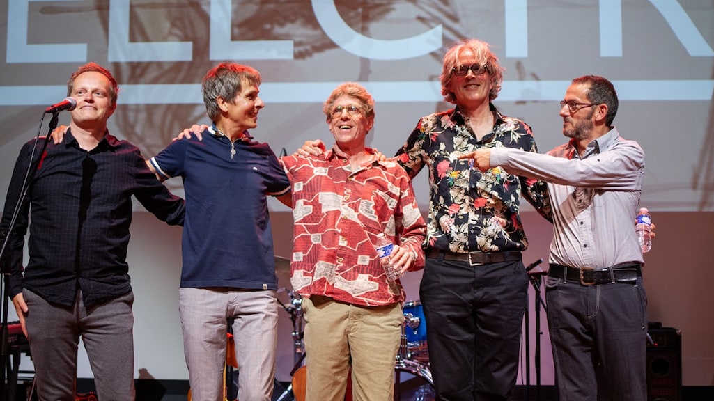 Koert (links) op het podium tijdens de albumpresentatie van zijn band Blue Electric Sun