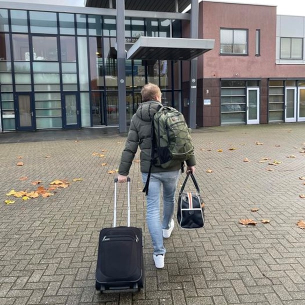 Koert voor de ingang van afkickkliniek Novadic-Kentron