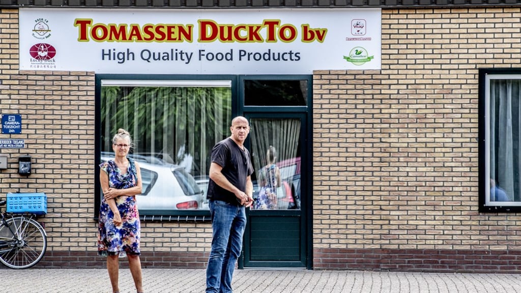 NVWA en FIOD doen inval bij omstreden eendenslachterij in Ermelo