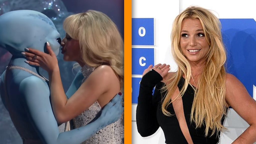 Britney Spears niet te spreken over eerbetoon van Sabrina Carpenter: 'Waarom kuste ze een alien?'