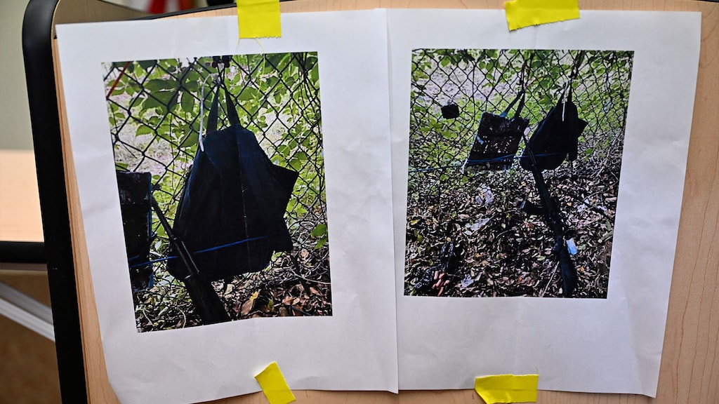 De rugzakjes van de verdachte aan het hek van de golfbaan in Florida