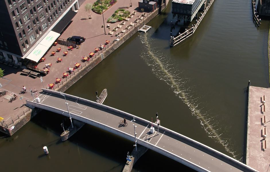 Muur van luchtbellen blijkt succesvolle manier om plastic uit water te halen