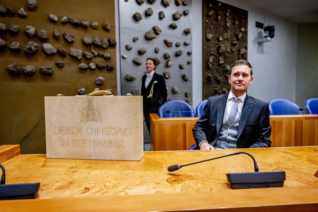 Miljoenennota: geen bezuinigingen op sport, zorgpremie stijgt en treinkaartje duurder