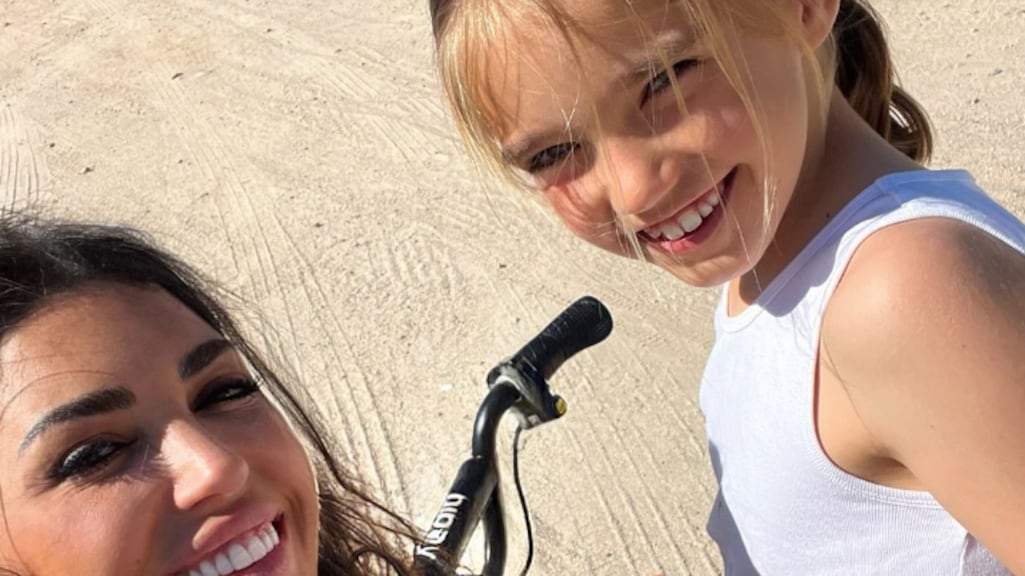 Xess Xava in tranen door verrassing van Yolanthe: 'Hi mammie'
