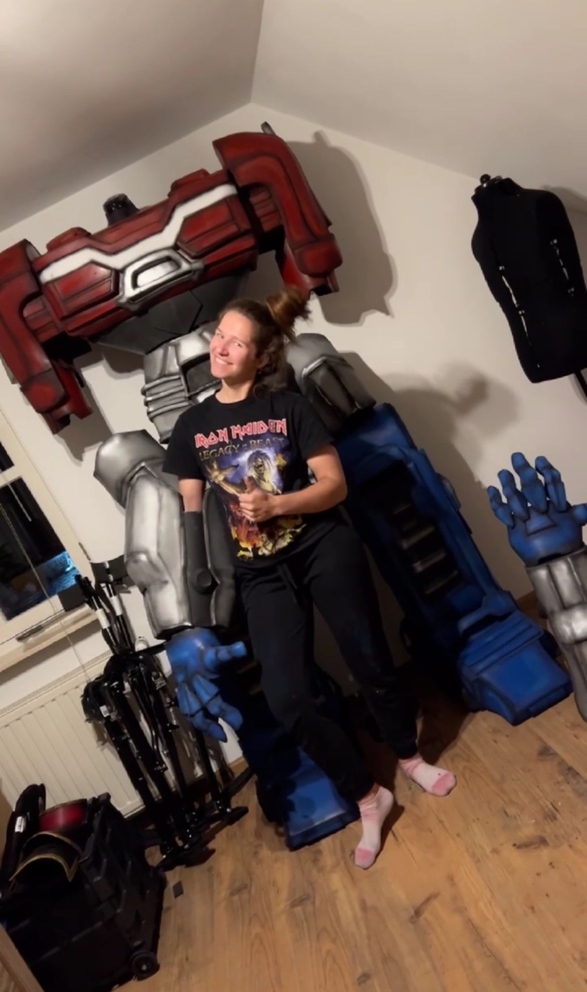 ロネケさん（21）、ニューヨークのレッドカーペットでトランスフォーマーとして自作のスーツを着て「とてもクール」
