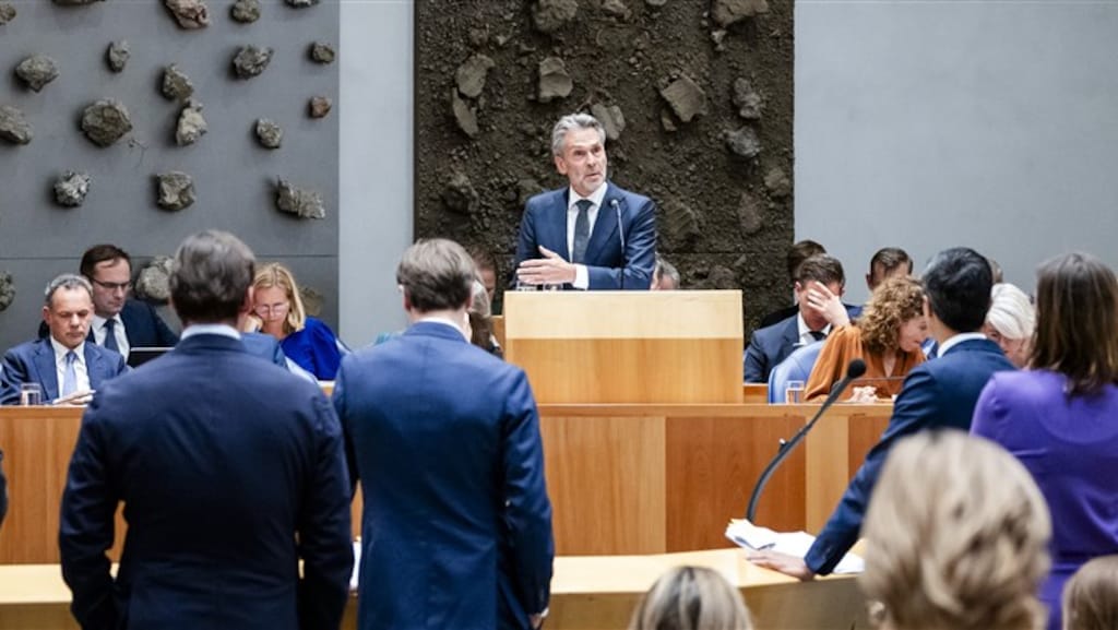 Diep in de nacht bleek dat coalitie eerst toch door kan met asielcrisiswet