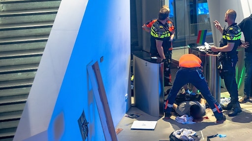 Premier Schoof: verdachte mesaanval Erasmusbrug 'mogelijk verwarde man'