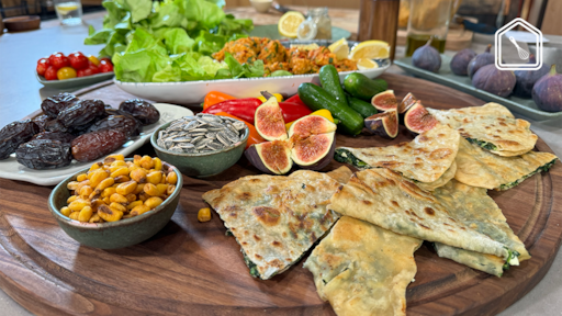 Turkse borrelplank met Gözleme met spinazie en witte kaas en linzengehaktballetjes.