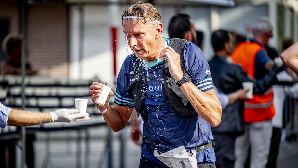 Laatste lopers Dam tot Damloop niet van start om warmte: 'Gezondheidsproblemen bij lopers'