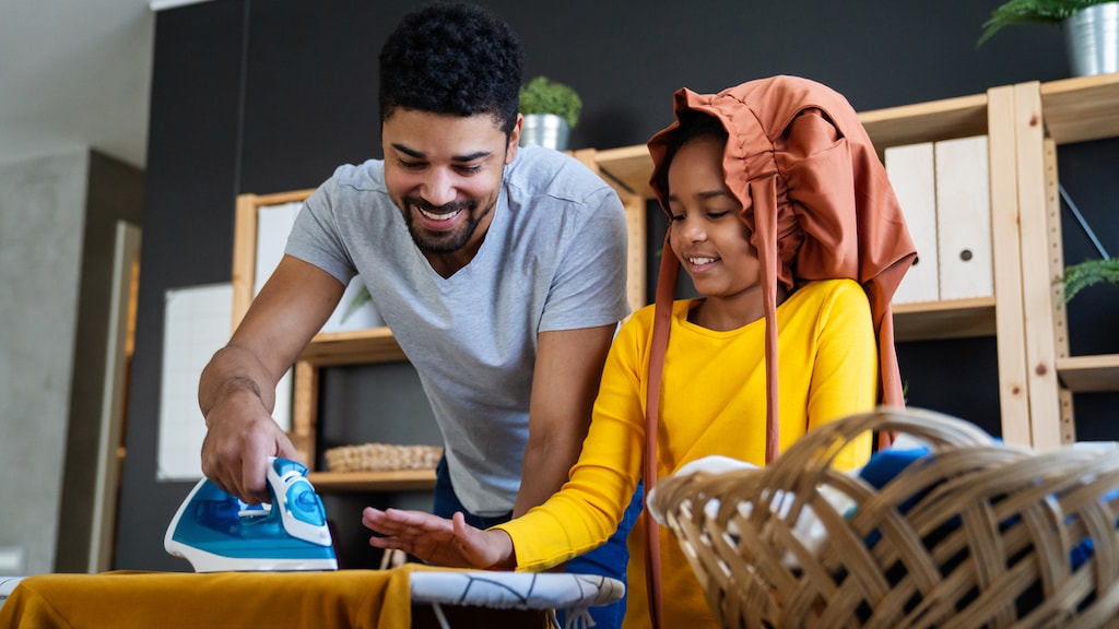 Elke: 'Mijn man wil onze dochter (9) betalen voor klusjes in huis. Ik vind dat onzin'