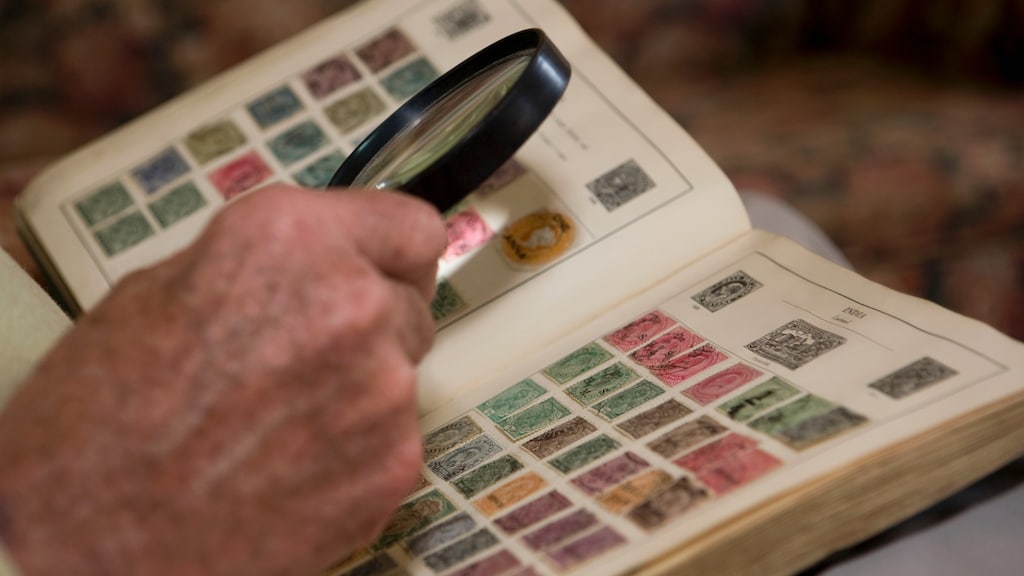 Ton (72) heeft tienduizenden postzegels: 'Het is een soort miniatuurkunst'