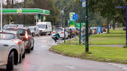 Verkeersregelaars staan bij verkeerde rotonde Baarn, even verderop 'chaos'