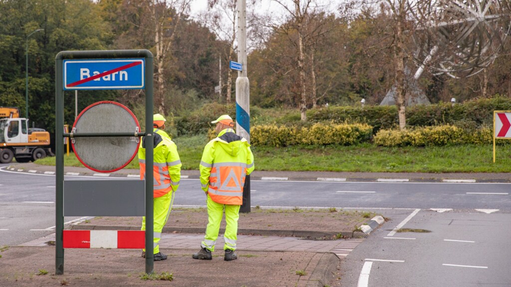 De verkeersregelaars stonden bij een lege rotonde.