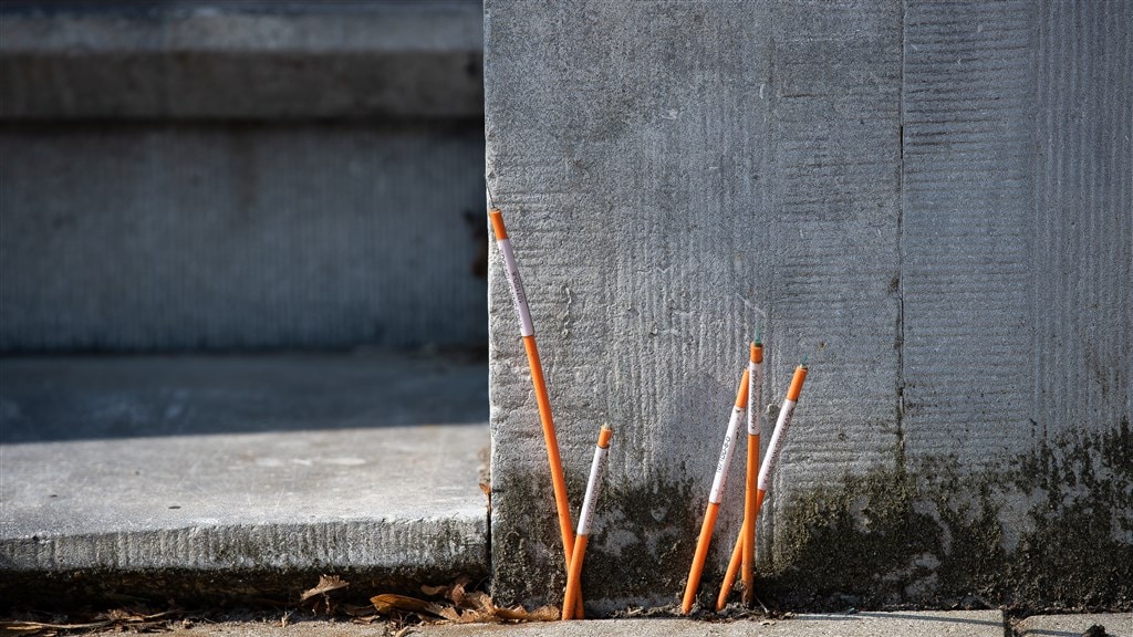 Op verschillende plekken in Nederland zie je oranje glasvezelkabels omhoog steken in de straat.