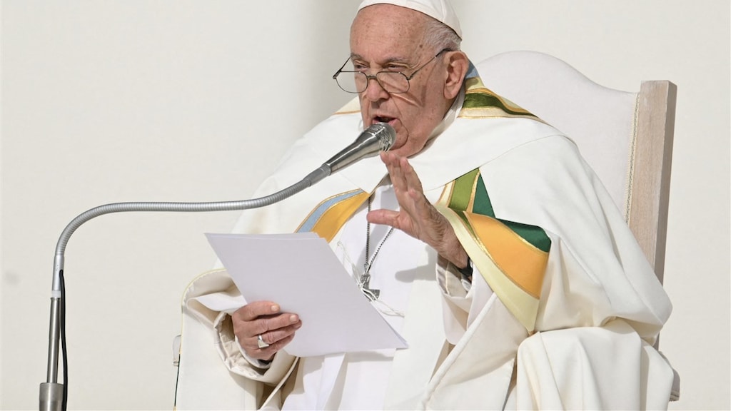 Paus spreekt zich opnieuw uit over seksueel misbruik binnen kerk: 'Moet worden veroordeeld'