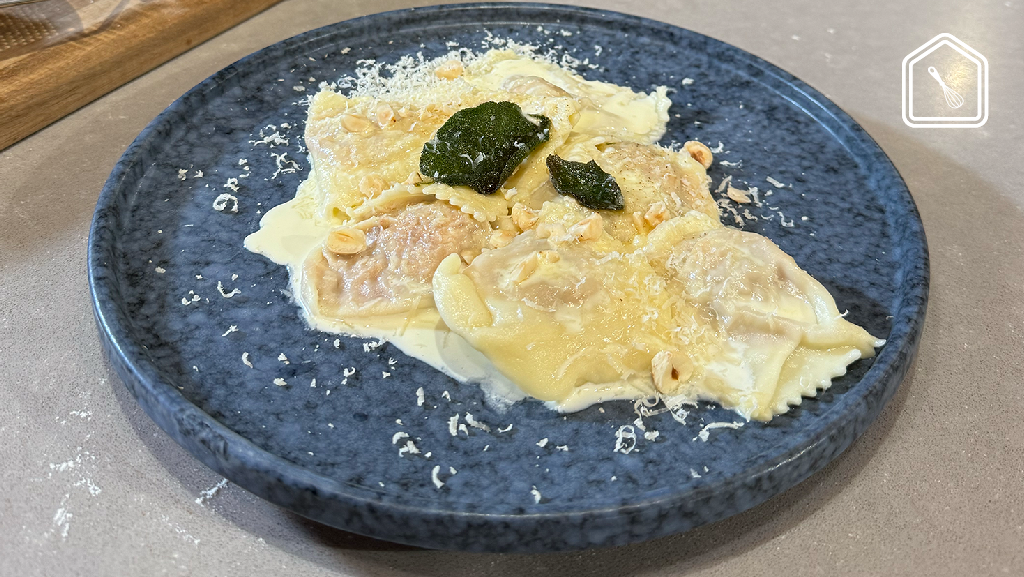 Pompoenravioli (mét verrassend ingrediënt) en salieroomsaus 