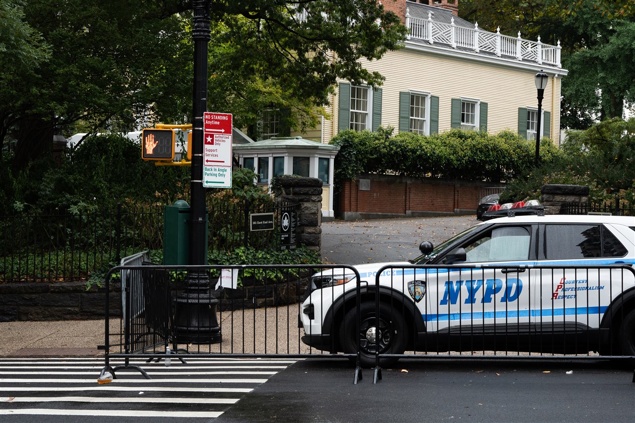 Er wordt een politievoertuig gezien buiten Gracie Mansion, de woning van burgemeester van New York, Eric Adams.