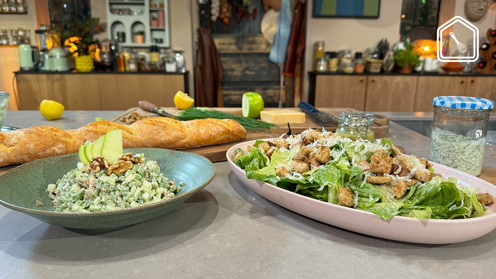 Caesarsalade en waldorfsalade met klassieke vinaigrette en yoghurtdressing
