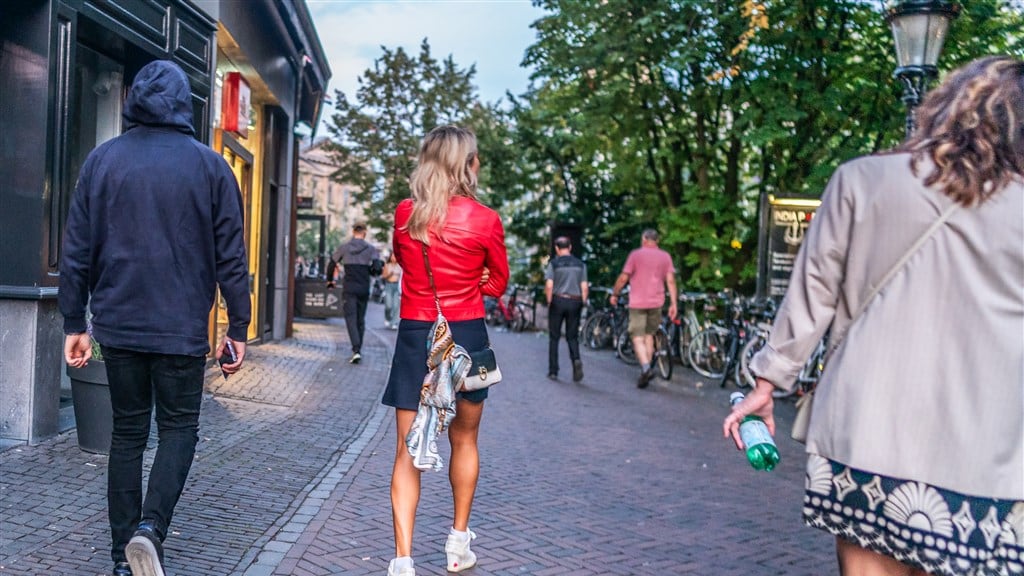 Vrouw bij heupen vastgepakt: eerste straf voor seksuele intimidatie sinds nieuwe zedenwet