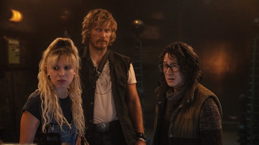 Netflix deelt eerste beelden van nieuwe film Millie Bobby Brown en Chris Pratt