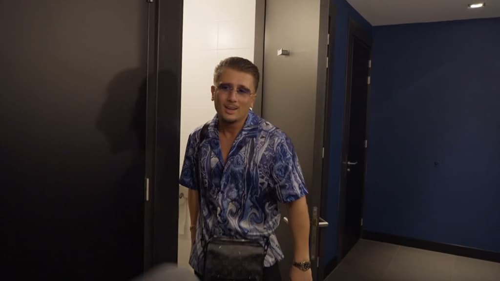 Harrie Snijders kotsmisselijk op babyshower van zusje Milana in Bij Ons Op Het Kamp