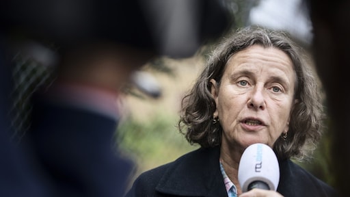 Minister Faber wil asielzoekers waarschuwen met borden bij azc's: 'Hier werken we aan uw terugkeer'