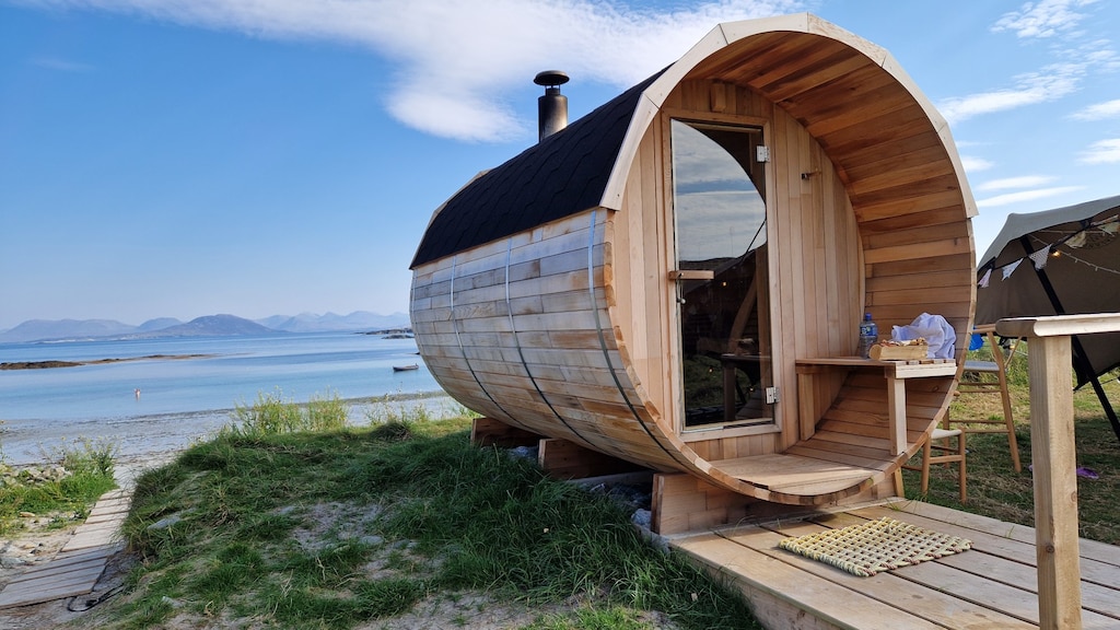 Vanuit deze houten sauna heb je uitzicht op de zee.