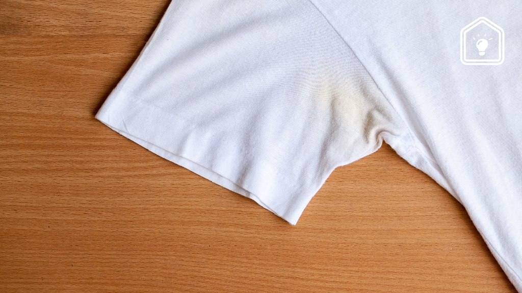 Met dit verrassende middeltje verwijder je zweet- en zonnebrandvlekken uit kleding