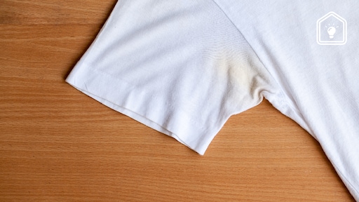 Met dit verrassende middeltje verwijder je zweet- en zonnebrandvlekken uit kleding