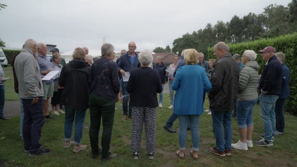 We Zijn Er Bijna!-reizigers sluiten kampeerseizoen af met eigen geschreven lied