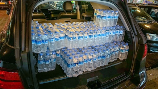 Geplunderde schappen en poepgrappen: chaos in Apeldoorn door poepbacterie in water