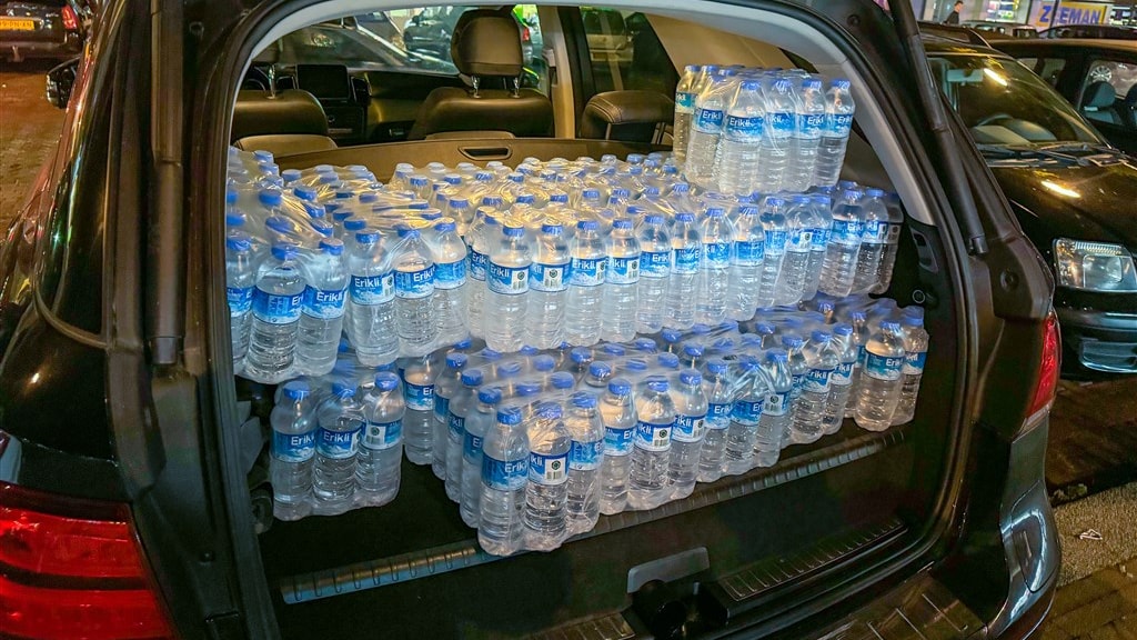 Geplunderde schappen en poepgrappen: chaos in Apeldoorn door poepbacterie in water