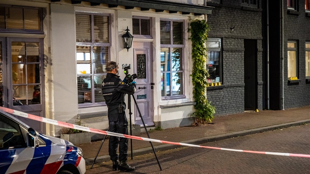 Politieonderzoek op de plek waar de schoten werden gelost.