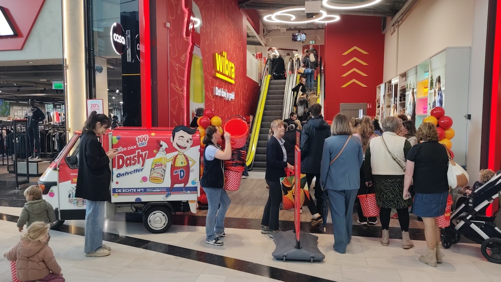 Iedere klant kreeg bij de opening van de 300e winkel een Wibra-emmer.