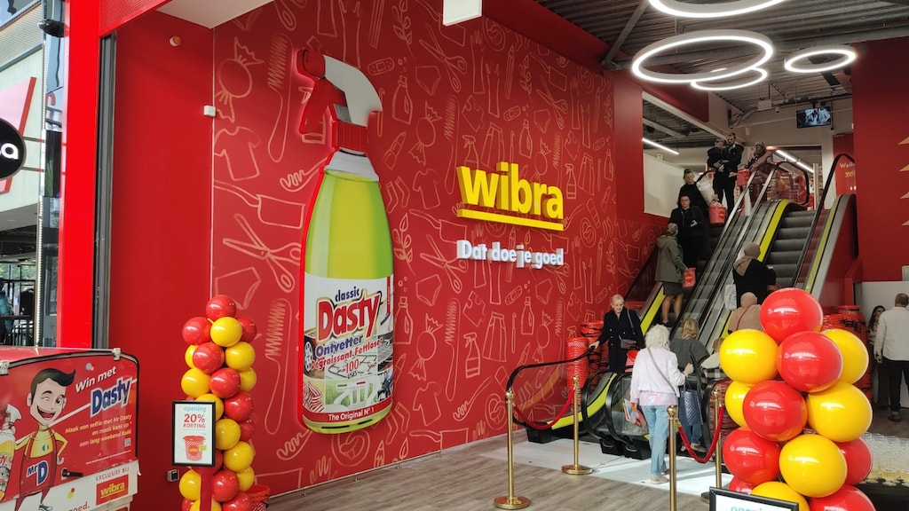 Veel aandacht voor schoonmaakmerk Dasty bij de ingang van de nieuwe Wibra.