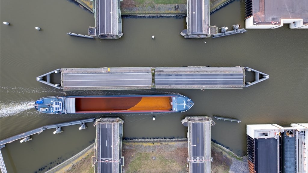 De sluis in de Afsluitdijk bij Kornwerderzand.