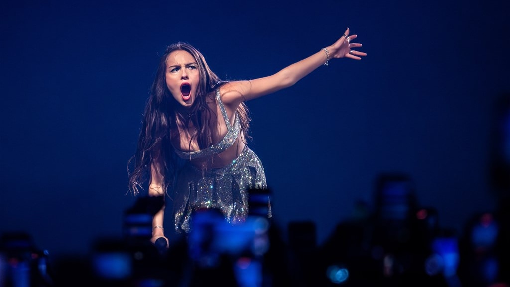Olivia Rodrigo valt op podium tijdens show in Australië