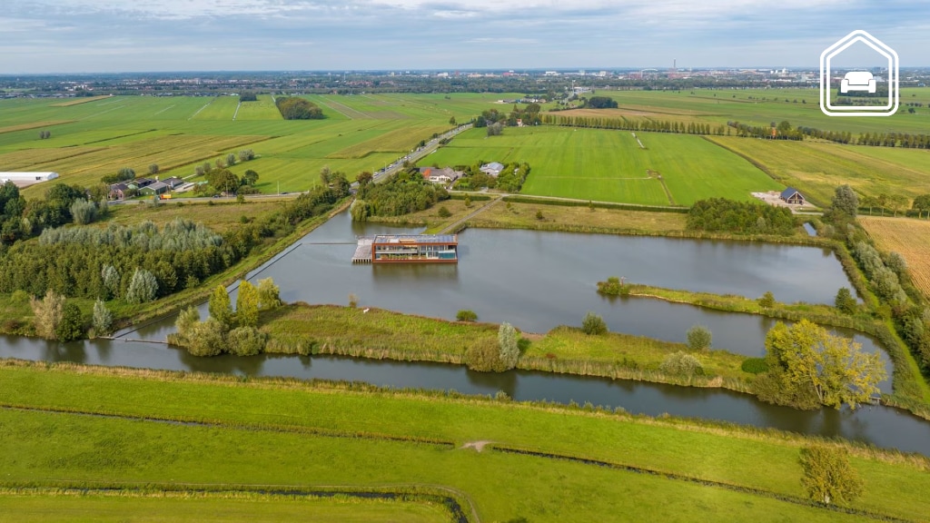Funda-vondst: Van autolift tot privémeer én zwembad. Deze watervilla heeft alles