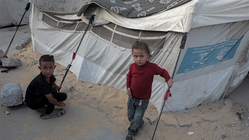 Ontheemde Palestijnse kinderen in een tijdelijk onderkomen in de stad Khan Younis in het zuiden van de Gazastrook