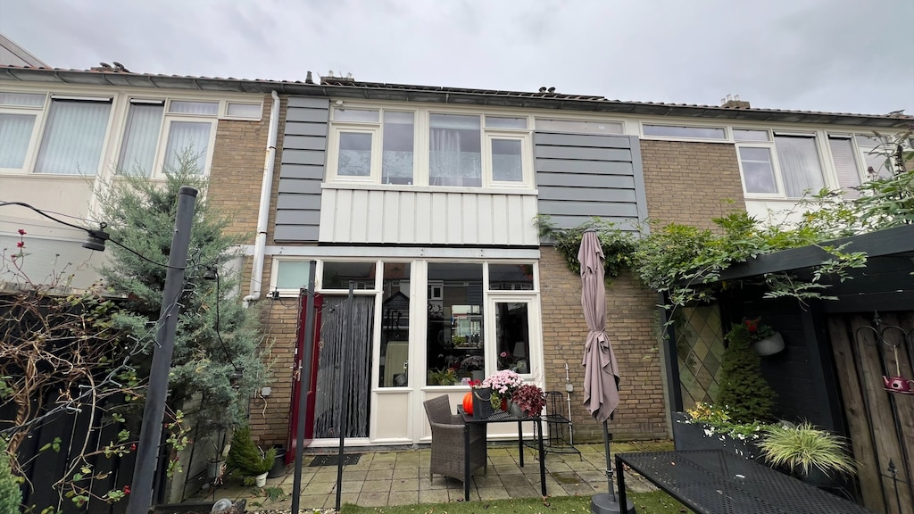 De witte en grijze panelen bij het bovenraam zijn de warmtegevel