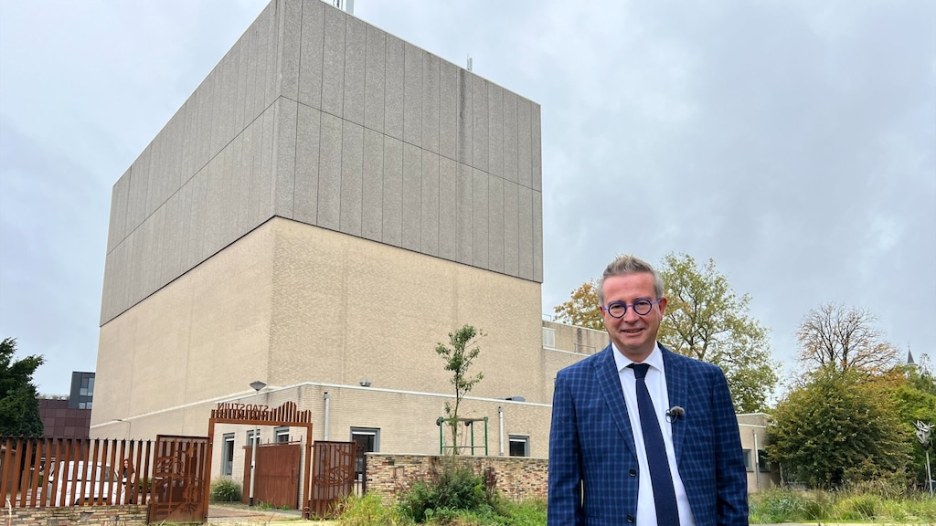 Theaterdirecteur Jan-Hein Sloesen wil de 'lelijke theatertoren' inpakken met kleurrijke warmtewin-gevel