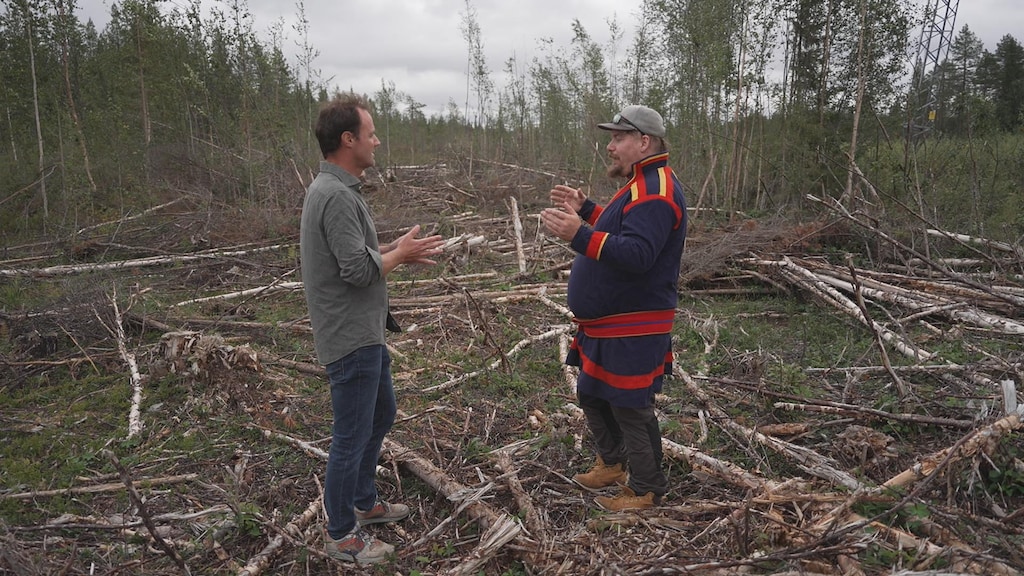 Henrik Andersson (rechts) bij de bouw van een nieuwe stroomkabel. Door groene investeringen kunnen zijn rendieren niet meer overal rondlopen