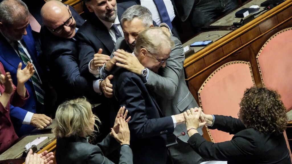 Reacties in het parlement toen de wet werd aangenomen.