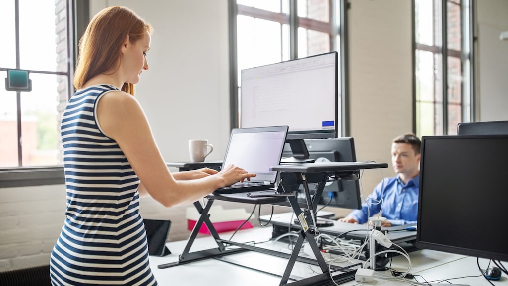 Nieuw onderzoek laat zien dat het staand werken, niet per se beter is dan zittend werken.