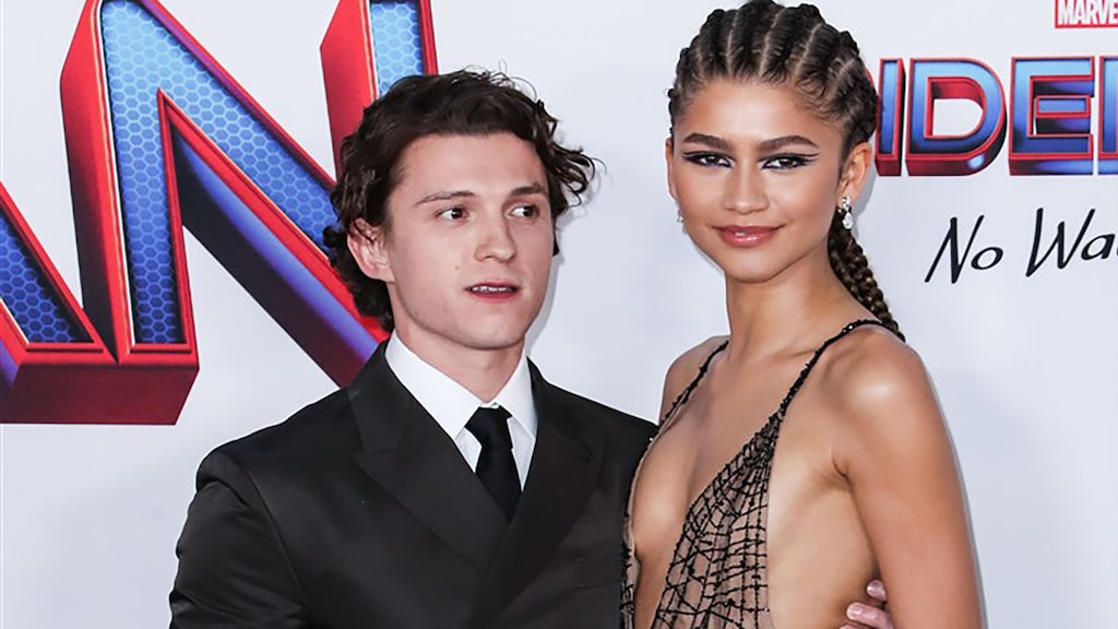 Tom Holland checkt via internet of het goed gaat met vriendin Zendaya